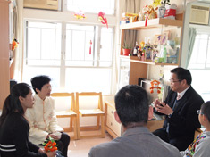 本會總幹事郭烈東先生與林鄭月娥司長分享區內服務的情況