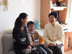 林鄭月娥司長與其中一戶家庭葉太及其兒子傾談