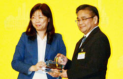 總幹事郭烈東先生代表接受「2013/14年度傑出家庭友善僱主」