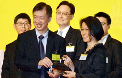 本會人力資源總監陳玉英女士代表接受「2013/14年度家庭友善創意獎」