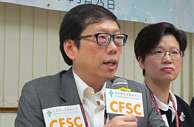 圖片4: 香港理工大學護理學院助理教授蔣忠廉博士(左)講解有關研究背景。